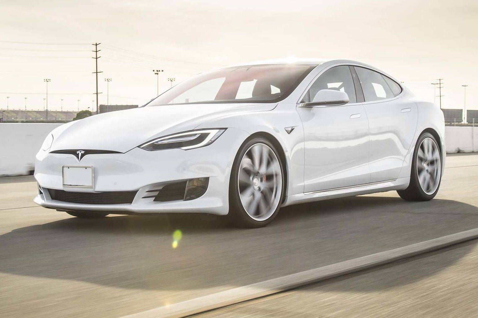 2018-as Tesla Model S villanyautó elölről