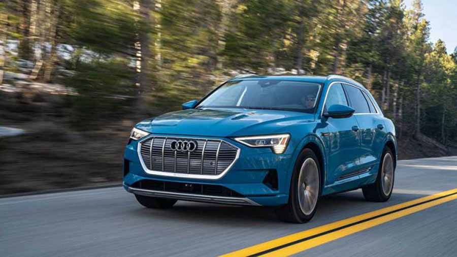 2019-es Audi e-tron villanyautó elölről