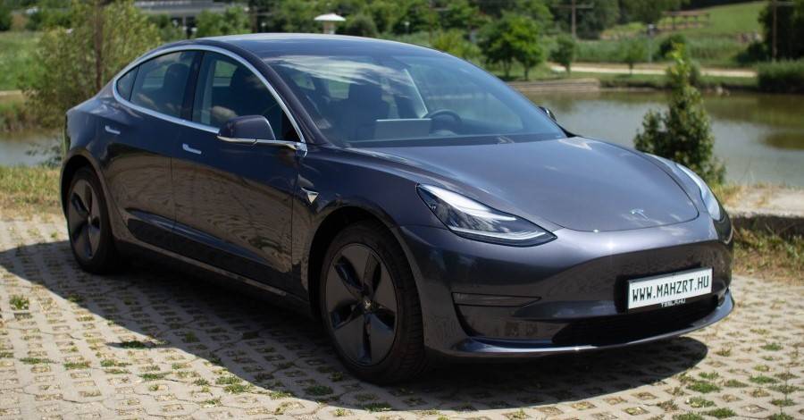 2018-as Tesla Model 3 villanyautó elölről