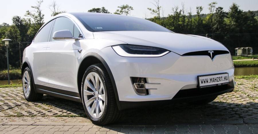 2018-as Tesla Model X villanyautó elölről