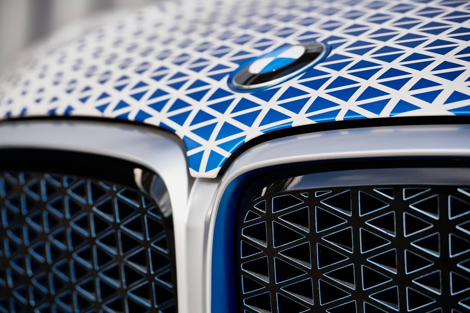 BMW embléma az i Hydrogen NEXT orrán