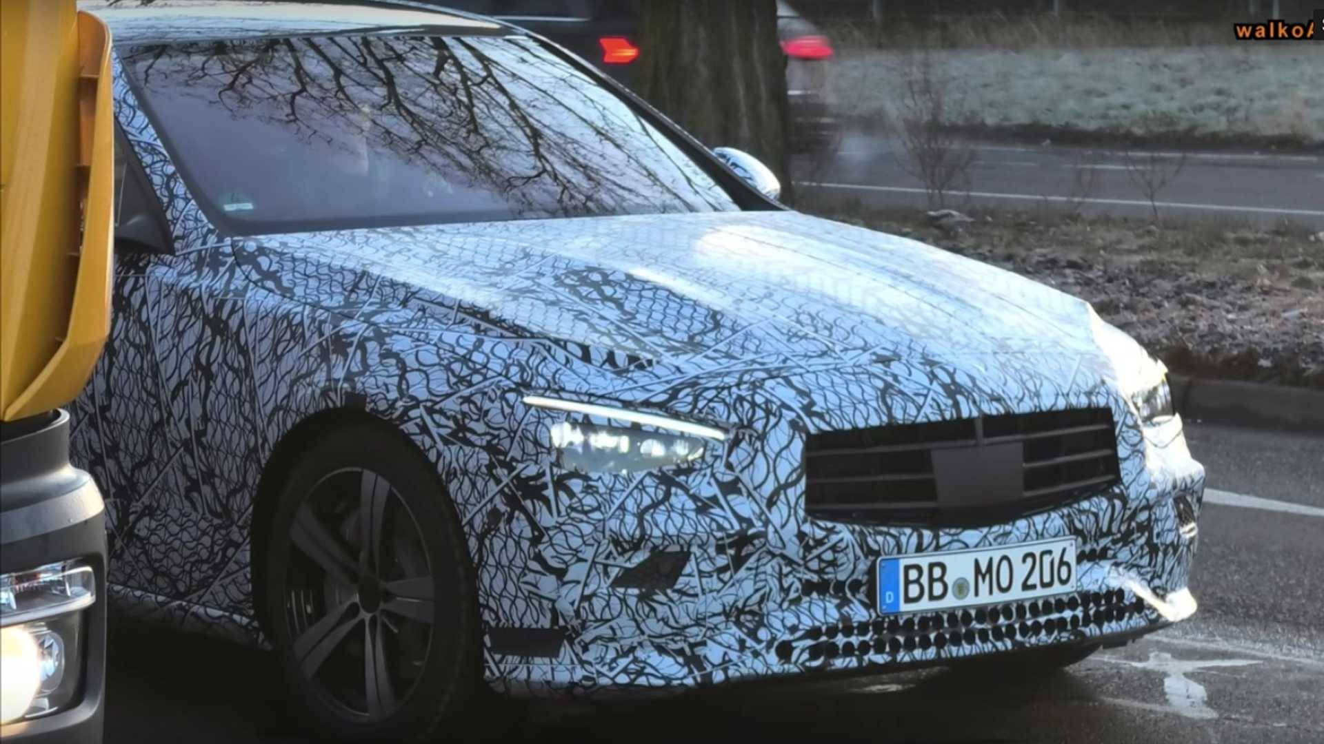 2021-es Mercedes C-osztály kémfotó