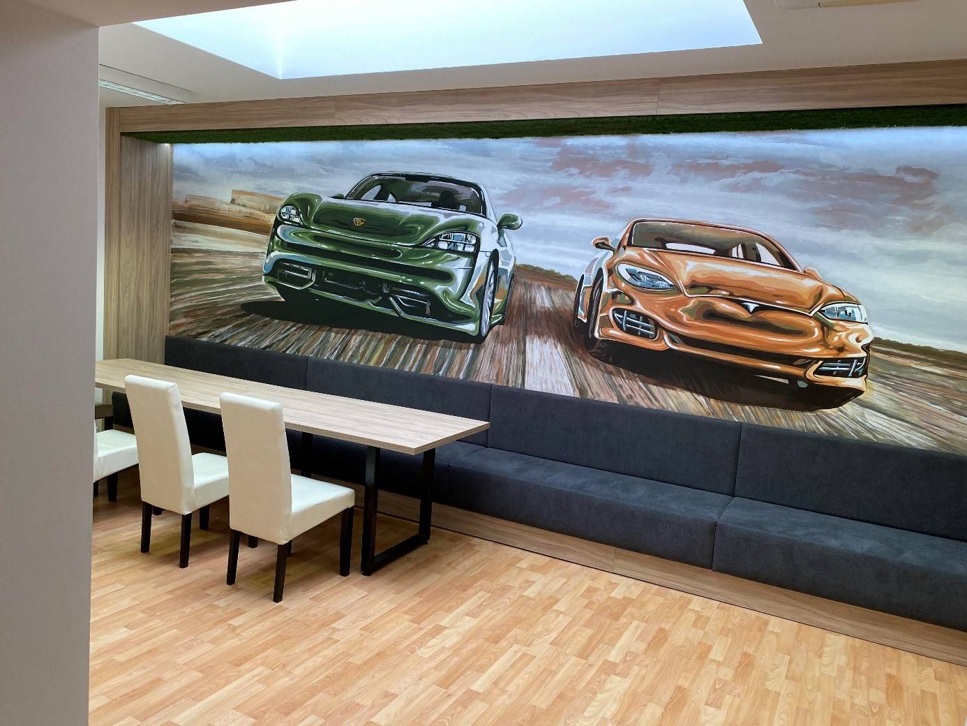 a Magyar Autókereskedőház Zrt. új irodája Porsche és Tesla freskóval