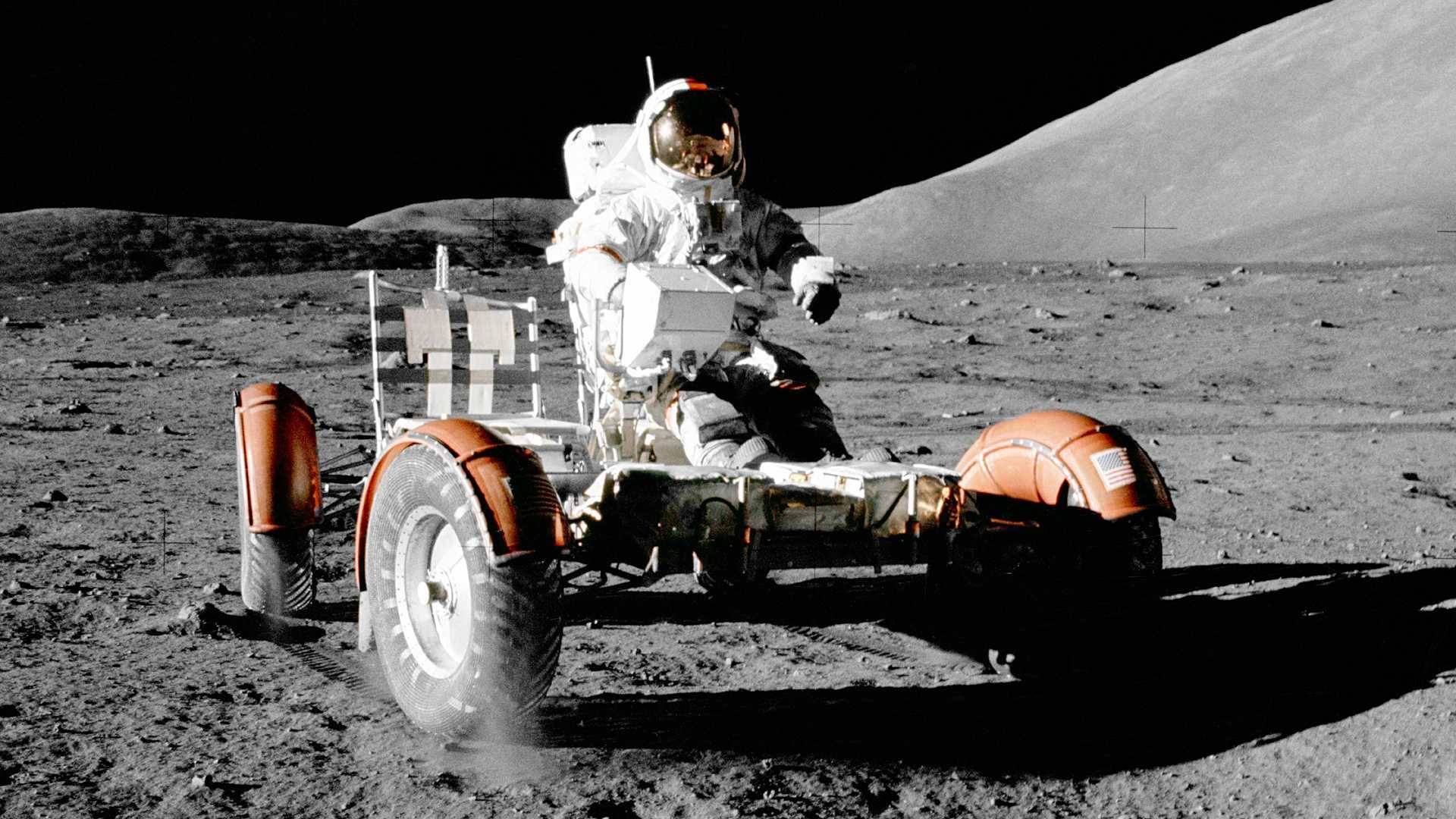 Holdjáró (Lunar Roving Vehicle) menet közben a Hold felszínén