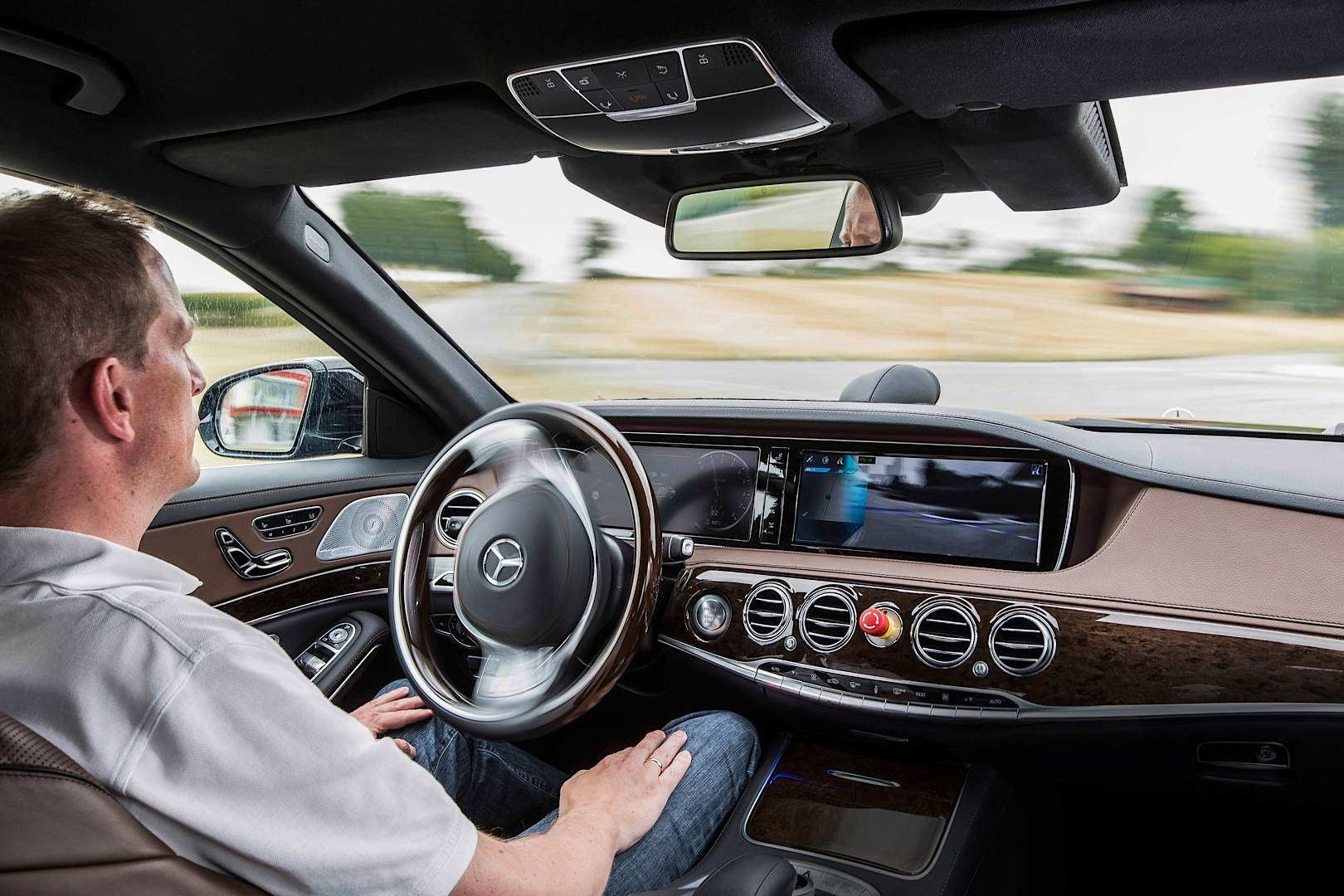 Mercedes önvezető technológiája tesztelés közben