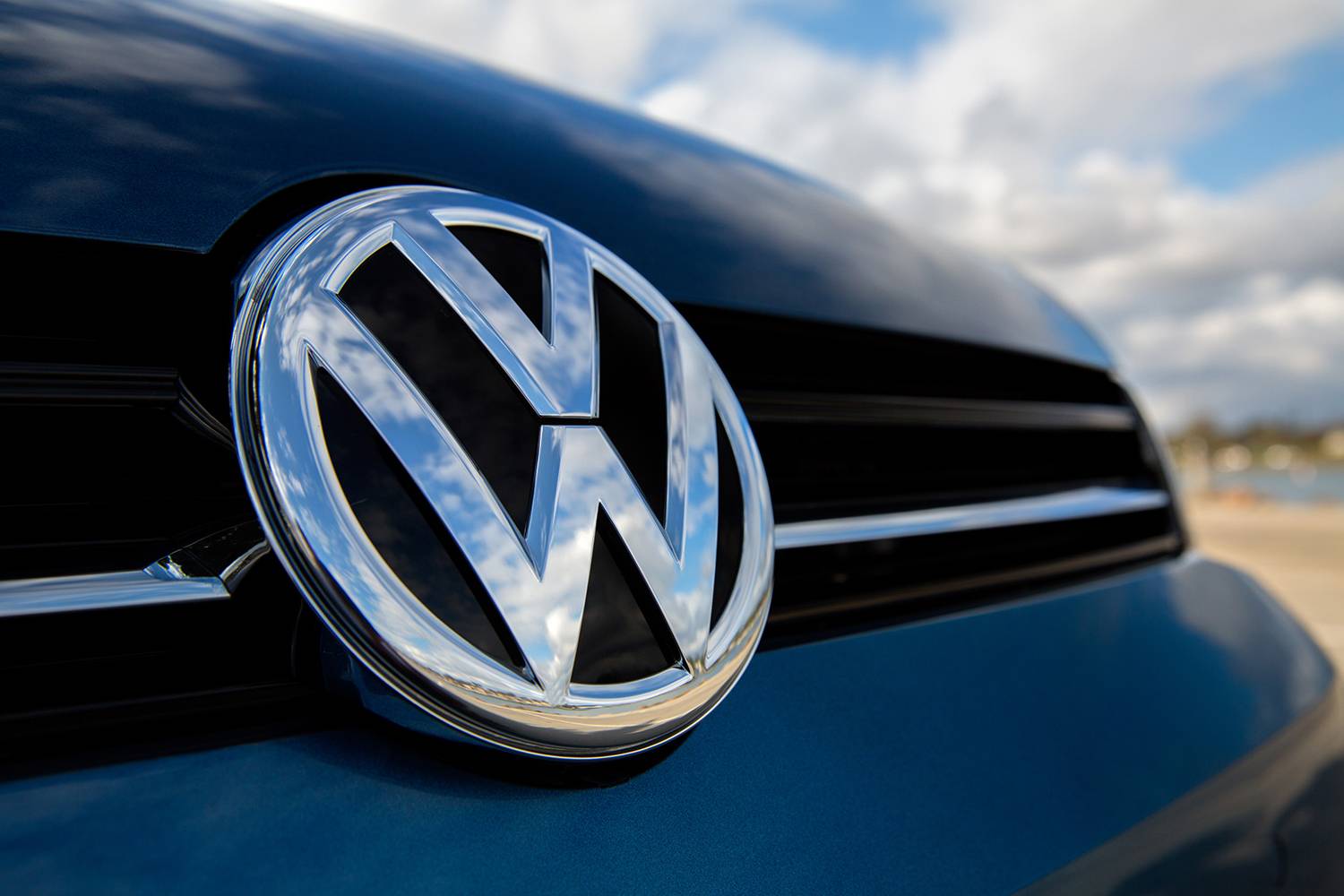 Volkswagen embléma közelről