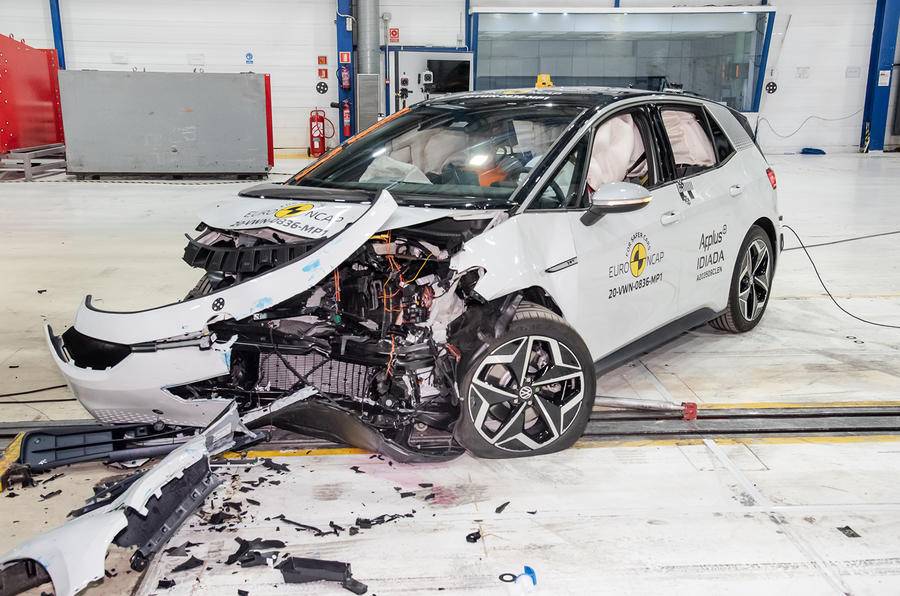 összetört, teljesen elektromos Volkswagen ID.3 az Euro NCAP töréstesztjén, szemből